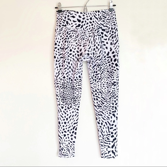 Betsey Johnson White Leopard Print Capri Leggings - Picture 2 of 12